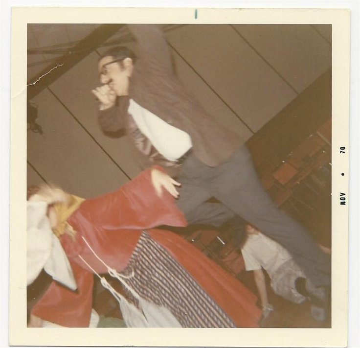 Jerry Lebowitz, as one of the Angels in Heaven, blowing the shofar during Boncha Sheveig